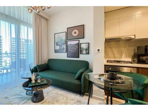 Luxury 1-Bedroom Apartment with Pool, Gym & Balcony in Business Bay, Дубай (фото 8)