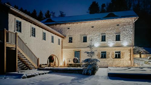 Podhlavický mlýn (Podhlavicky mlyn) in Všelibice