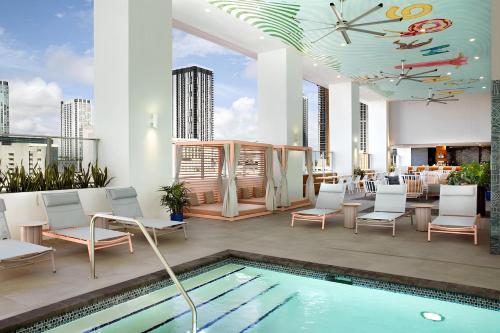 NEW Luxury Downtown Apartment - Gym Pool Workspace