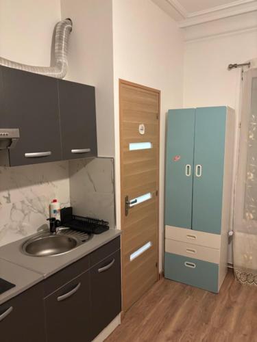 STUDIO 3 TOUT EQUIPE 50 M DE LA GARE D'ENGHIEN LES Bains 15 MN DE PARIS CENTRE in อองเอียง เลส แบงส์