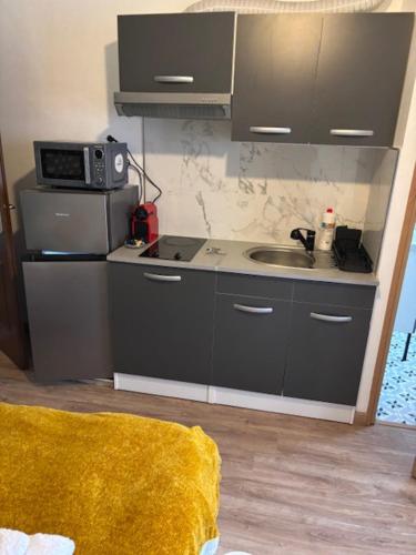 STUDIO 3 TOUT EQUIPE 50 M DE LA GARE D'ENGHIEN LES Bains 15 MN DE PARIS CENTRE in อองเอียง เลส แบงส์