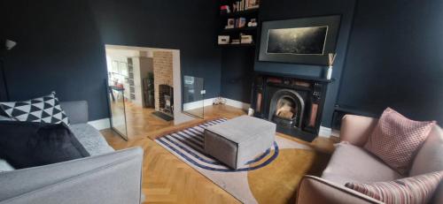 Apartment room in Extended 3BD SplitLevel Cottage in Popular Village