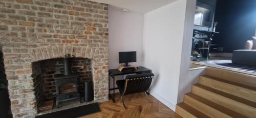 Extended 3BD SplitLevel Cottage in Popular Village - image 3