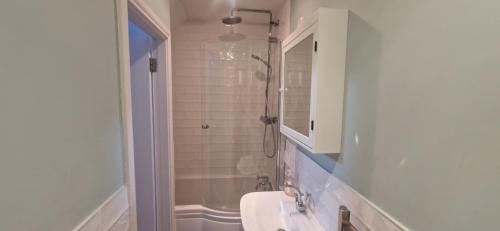 Extended 3BD SplitLevel Cottage in Popular Village - image 11