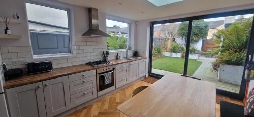 Extended 3BD SplitLevel Cottage in Popular Village - image 6