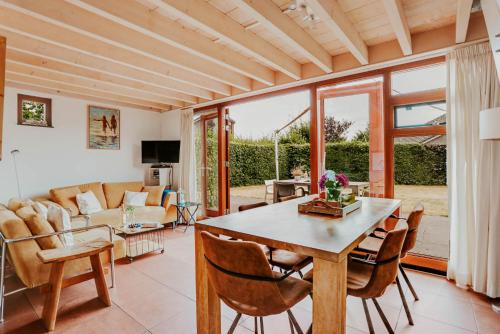 Shared lounge/TV area, Dutchen Vakantiepark Buiten Bergen in Aagtdorp