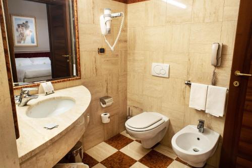 Santa Barbara Hotel - image 11