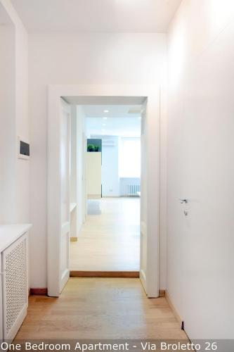 One Bedroom Apartment (Via Broletto 26) image 3