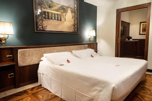 Santa Barbara Hotel - image 9