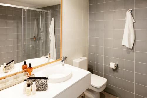 One-Bedroom Apartment image 3