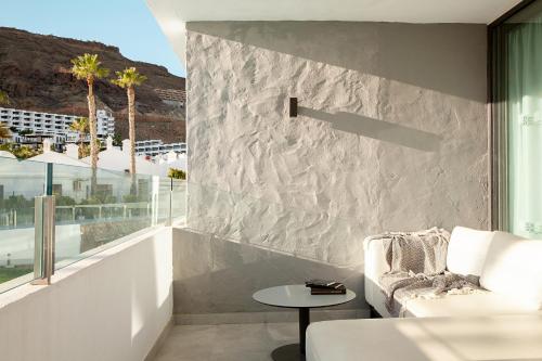 One-Bedroom Apartment image 2