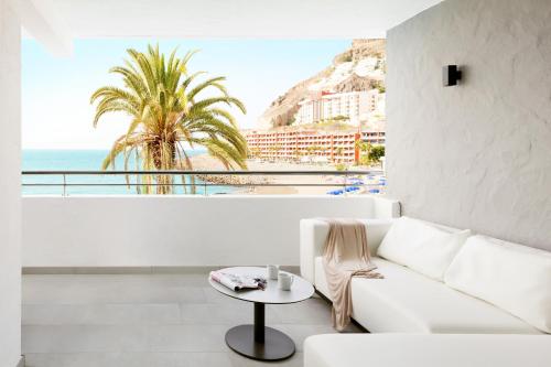 One-Bedroom Apartment with Sea View image 3
