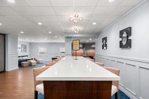 Hampton Inn Bordentown - image 6