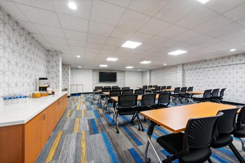 Hampton Inn Bordentown - image 13
