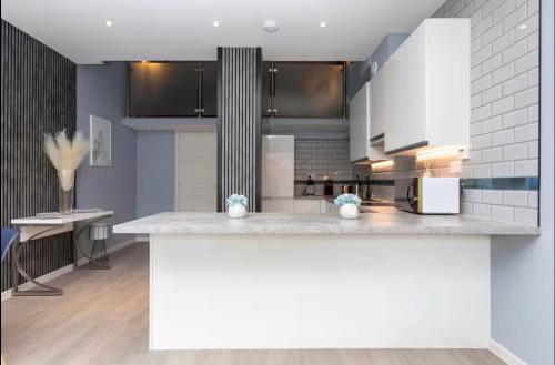 Kitchen, Palm Tree House Apartments near Cyprianis Locksbottom