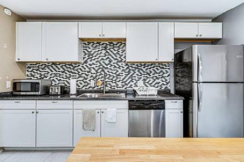 Charming 2-Bedroom Home with Private Gym - image 5