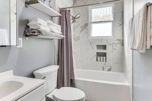 Charming 2-Bedroom Home with Private Gym - image 4