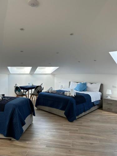 1 queen bed, 2 twin beds