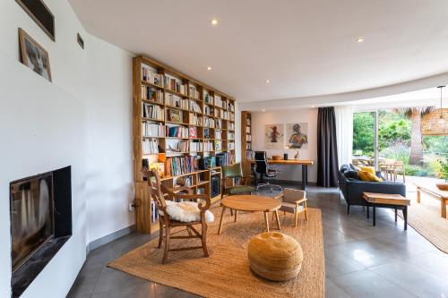 Lounge/area TV in comune, VILLA NIDAZUR VI4413 By Riviera Holiday Homes in La Trinite