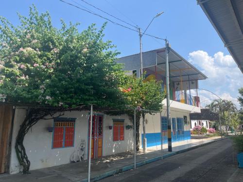 . CASA DEL PARQUE Hotel, en Puerto Perales, corregimiento de Puerto triunfo 30 min del parque Nápoles