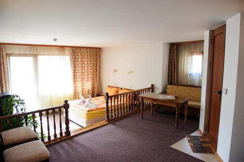 1 queen bed, 1 sofa bed