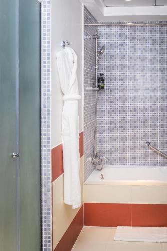 Deluxe Suite One Bedroom - Complimentary Transfer to Bluewater Island and JBR image 9