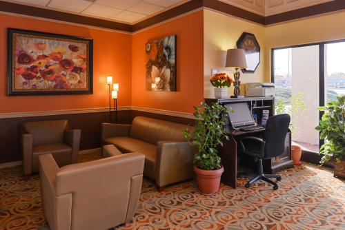 Shared lounge/TV area, SureStay Plus Hotel by Best Western Fayetteville in Fayetteville (NC)
