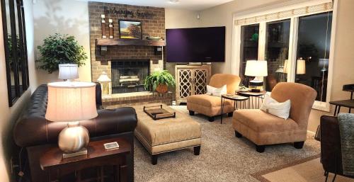 Közös társalgó / TV, Everchanging Seasons-Hot Tub, Game Haven & Central Retreat in Burnsville