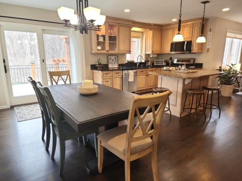 Everchanging Seasons-Hot Tub, Game Haven & Central Retreat in Burnsville