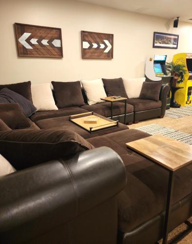 Everchanging Seasons-Hot Tub, Game Haven & Central Retreat in Burnsville