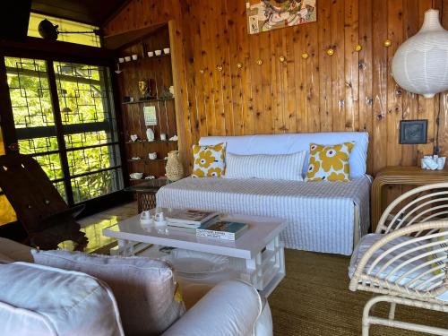 Mid-Century: Caribbean Style in 西夏洛特阿馬利亞