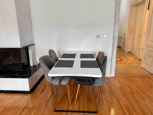 Historic Apartment in Center