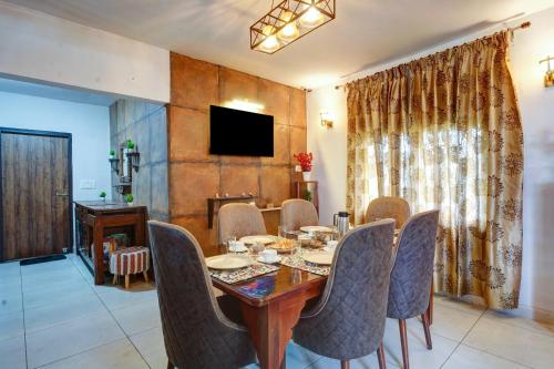 Koplietošanas atpūtas telpa ar TV, Nature's Vibe Stays Mukteshwar- 4 BHK Holiday Home in Muktesvara
