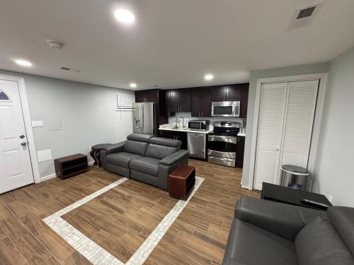 COZY Updated Apartment in NW DC - EASY Parking thumb 2