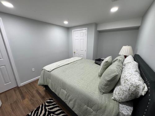 COZY Updated Apartment in NW DC - EASY Parking thumb 3