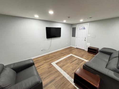 COZY Updated Apartment in NW DC - EASY Parking thumb 4