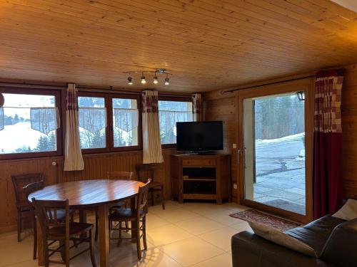 La Clusaz: Appartement 3 pièces, 7 pers., terrasse, parking, animaux acceptés, Wi-Fi - FR-1-437-116 - Location saisonnière - La Clusaz
