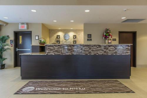 大堂, 凱富套房酒店 - 埃德蒙頓國際機場 (Comfort Inn & Suites Edmonton International Airport) in 尼斯庫