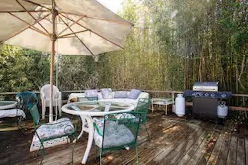 Chill Fire Island Beachfront Cottage with Amazing Bay and Sunset Views, Perfect Location in Fair Harbor