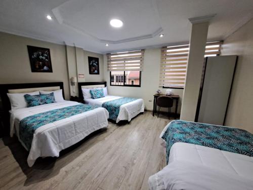2 double beds, 1 twin bed