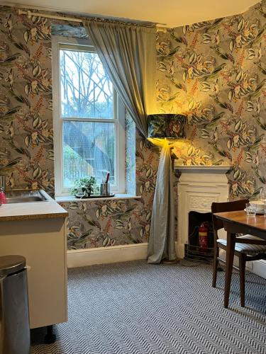 Large Corris apartment with kitchen & lounge and adjoining bathroom