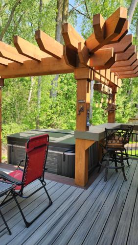 Pezsgőfürdő, Everchanging Seasons-Hot Tub, Game Haven & Central Retreat in Burnsville