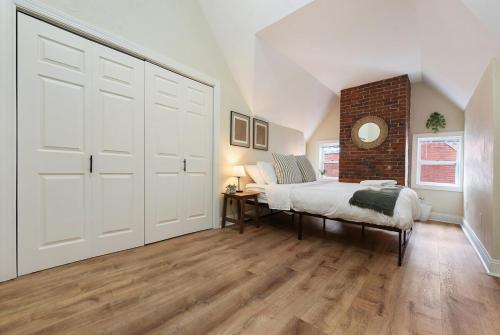 9 Bedroom House with King-sized Bed near Bakery Square 9 Bedroom House with King-sized Bed near Bakery Square