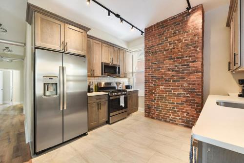 9 Bedroom House with King-sized Bed near Bakery Square 9 Bedroom House with King-sized Bed near Bakery Square