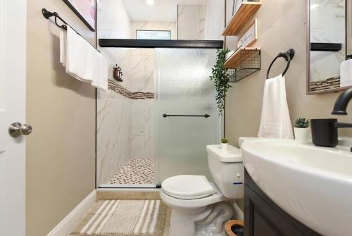 9 Bedroom House with King-sized Bed near Bakery Square 9 Bedroom House with King-sized Bed near Bakery Square