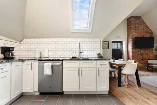 9 Bedroom House with King-sized Bed near Bakery Square 9 Bedroom House with King-sized Bed near Bakery Square