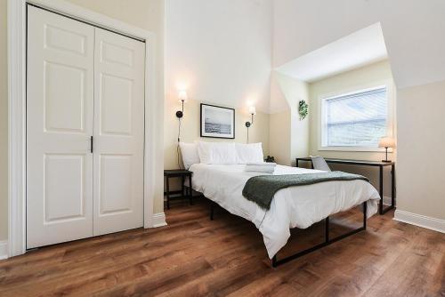 9 Bedroom House with King-sized Bed near Bakery Square 9 Bedroom House with King-sized Bed near Bakery Square