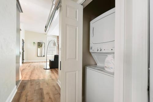 9 Bedroom House with King-sized Bed near Bakery Square 9 Bedroom House with King-sized Bed near Bakery Square