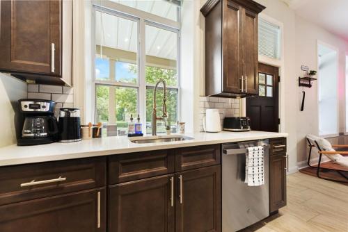 9 Bedroom House with King-sized Bed near Bakery Square 9 Bedroom House with King-sized Bed near Bakery Square