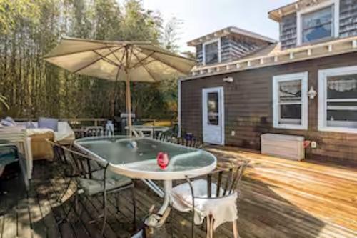 Chill Fire Island Beachfront Cottage with Amazing Bay and Sunset Views, Perfect Location in Fair Har in Kismet